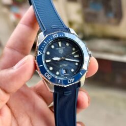 tag heuer aquaracer 300m in blue rubber