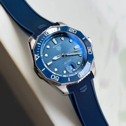 tag heuer aquaracer 300m in blue rubber